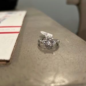 New NWT faux diamond ring with side accents very shiny, looks real size 5